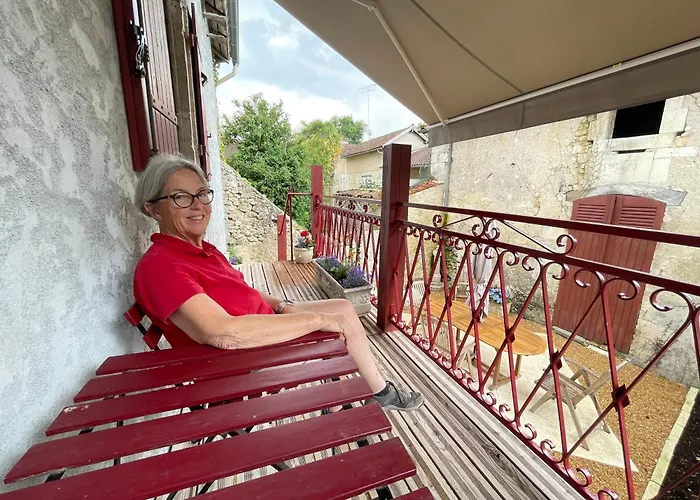 Au Pied Du Chateau