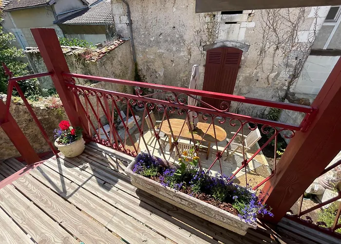 Au Pied Du Chateau