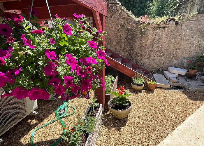 Au Pied Du Chateau